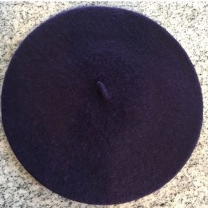 Classic French beret in purple wool